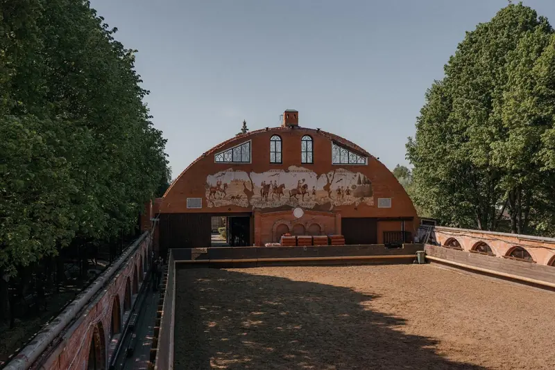 Арена под открытым небом и здание манежа Few Horses